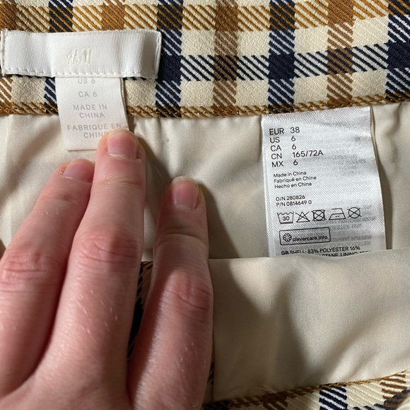 Adorable Plaid Skirt with Wooden Buttons - Picture 2 of 2